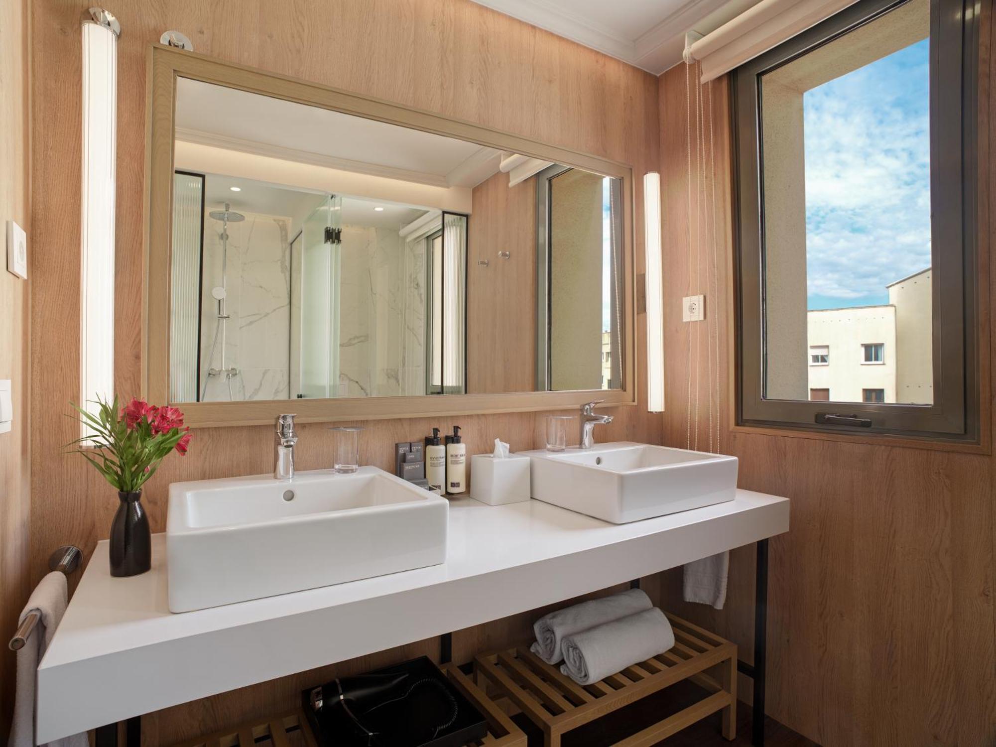 H10 Universitat Hotel 4*